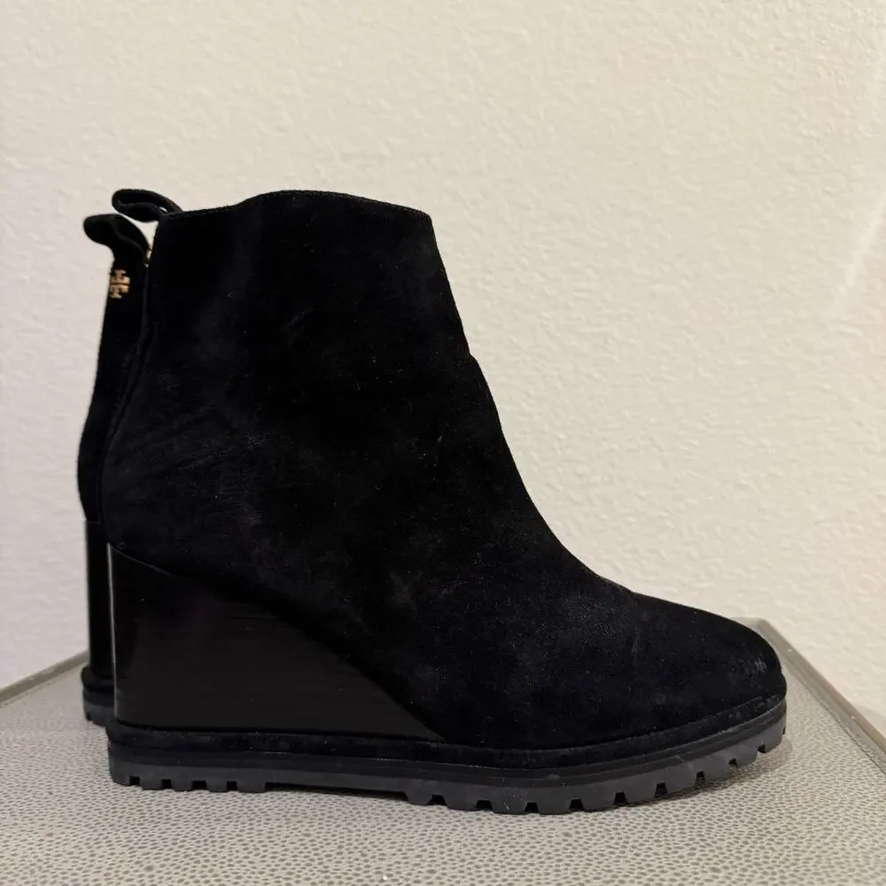 Tory Burch Logo 85mm Lug Sole Wedge Bootie Black Suede R$428 Size 10
